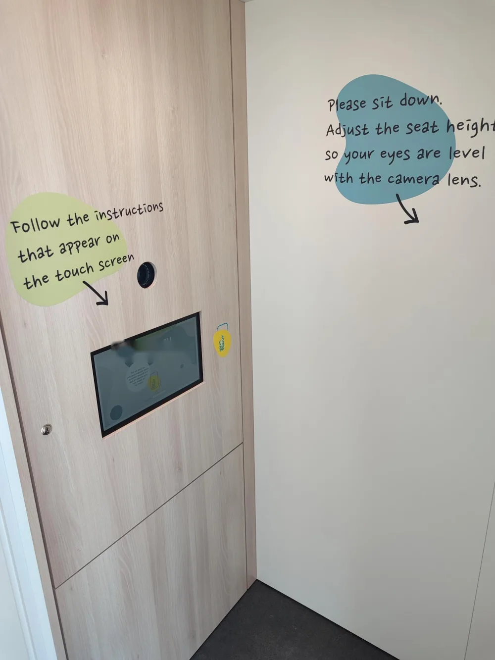 Objectif et écran tactile à l'intérieur de la cabine