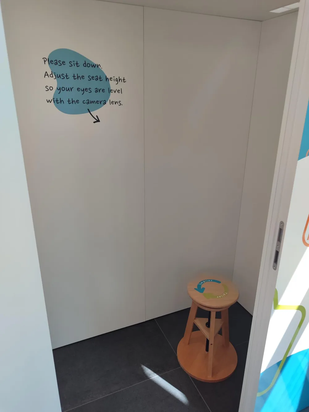 Intérieur de la cabine photo : siège réglable et consignes de prise de vue